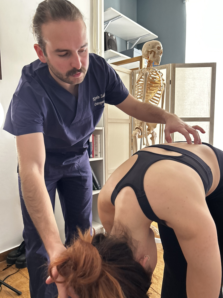Kevin Zalateu (ostepata torino) tratta una paziente alla schiena